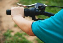 나이별 맞춤 운동과 식사 person holding black dslr camera