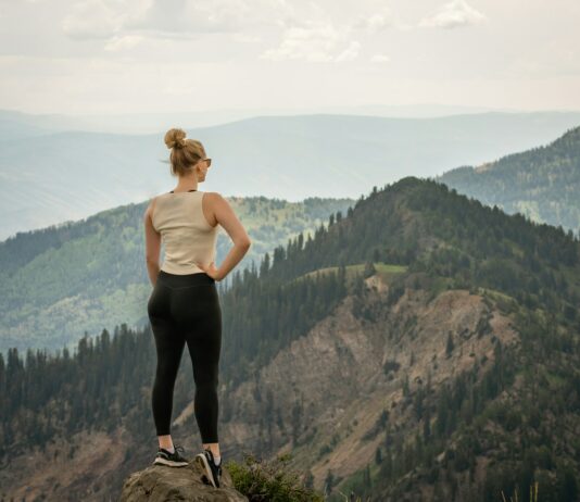 소소한 변화가 가져오는 정신적 회복 a man standing on a rock overlooking a valley with trees and mountains