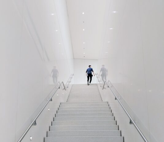 “운동은 열심히 하는데 왜 살이 안 빠질까?”…루틴보다 중요한 ‘하루 활동량’ person climbing stairs