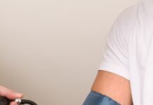 “혈압 높다고 약부터 먹어야 할까요?”… 스트레칭으로도 조절 가능한 고혈압 a doctor checking the blood pressure of a patient