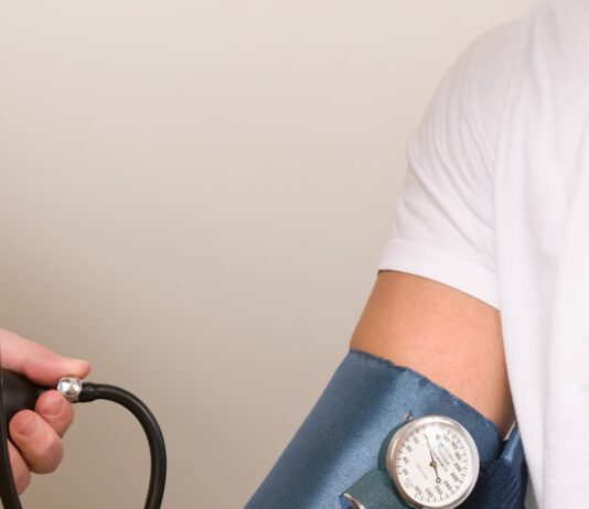 “혈압 높다고 약부터 먹어야 할까요?”… 스트레칭으로도 조절 가능한 고혈압 a doctor checking the blood pressure of a patient