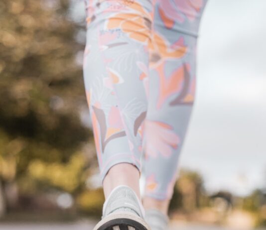 10,000 보를 뛰어넘는 근력운동 효과, 실제로 가능할까? person wearing black and white nike shoes