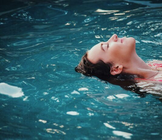 갱년기 증상 완화와 호르몬 건강, 일상 속 실천이 열쇠 woman floating on body of water