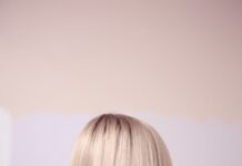 건강한 두피와 모발을 위한 올바른 헤어 관리법 woman wearing gray top