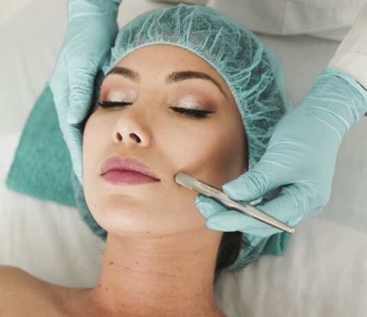 한국 의료관광, 미용·성형 중심으로 급성장… 미국인 환자 급증 woman doing liposuction on her face