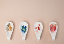 “건강한 삶을 위한 영양과 보충제, 무엇을 어떻게 선택해야 할까?” A row of spoons filled with different types of pills