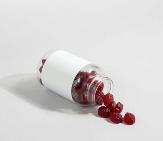 ‘먹는 뷰티’의 진화 — 피부를 위한 영양 루틴 a white and red capsule