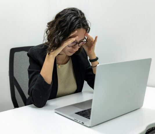 스트레스, 현명하게 관리하는 방법 a woman sitting in front of a laptop computer