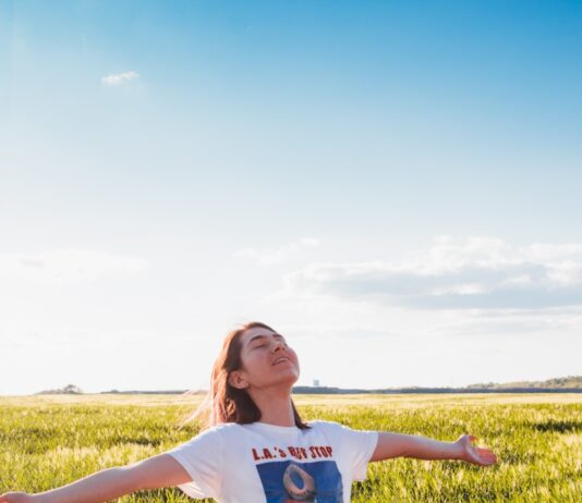 “스트레스, 생활 속 작은 변화로 다스린다”…실천 가능한 관리법 주목 woman standing in green field