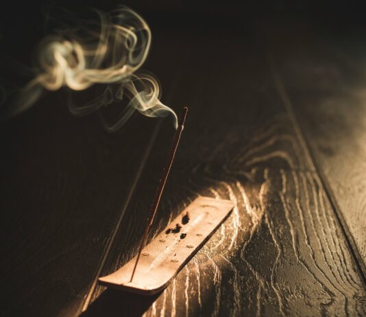 일상에 스며드는 대체요법, 새로운 건강 루틴의 탄생 white smoke on black surface