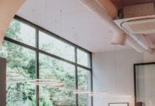 ‘마음챙김 식사’, 바쁜 일상 속 건강하게 식사하는 새로운 습관 people sitting on brown wooden chairs