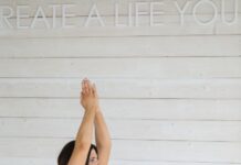 “엄마와 아기가 소통하는 시간,” 순산을 돕고 부종을 관리하는 법 Woman in yoga pose on mat