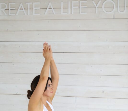 “엄마와 아기가 소통하는 시간,” 순산을 돕고 부종을 관리하는 법 Woman in yoga pose on mat