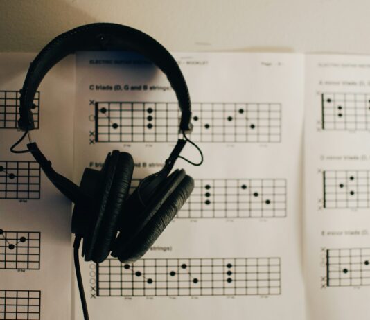 일상 속에서 챙기는 정신건강, 작은 습관이 만드는 큰 변화 black headset on white printer paper