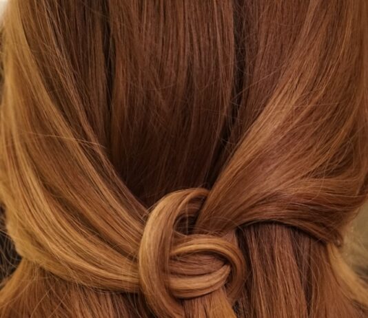“내 머릿결 지키기, 트렌드와 함께 실천하는 건강 루틴” brown hair on white textile