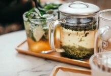 건강을 위한 새로운 선택, 대체요법 일상에 스며들다 clear glass mug on tray