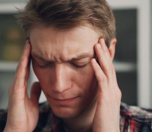 만성피로, 일상 속 작은 변화로 충분히 극복할 수 있다 a man holding his hands to his ears