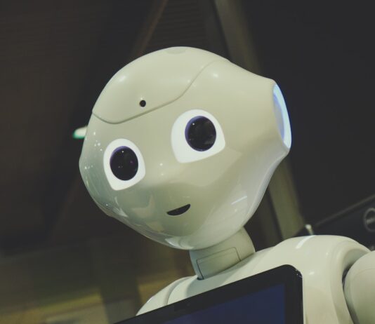 내 손안의 AI, 건강관리에 날개를 달다 white robot toy holding black tablet