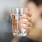 “마시는 물, 어떻게 관리할까?”…현대인의 건강을 지키는 하루 물 습관 person holding clear drinking glass
