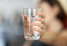 “마시는 물, 어떻게 관리할까?”…현대인의 건강을 지키는 하루 물 습관 person holding clear drinking glass