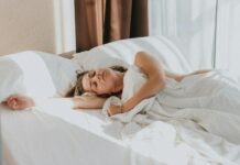 만성피로, 현대인 ‘슬로우 리빙’으로 극복한다 a person lying in a bed