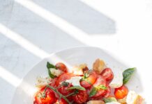 바쁜 일상 속 건강 지키는 현명한 식단, 실천 방법은? sliced tomato and green leaf vegetable on white ceramic plate