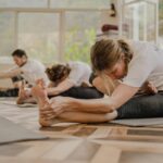“필라테스, 일상 속 활력을 더하다…쉬운 루틴으로 건강 챙기는 법” a group of people doing yoga in a room