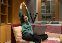 하루 10분, 똑똑하게 몸을 깨우는 ‘마이크로 운동’ 열풍 a woman sitting on a couch using a laptop