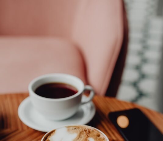 “홈카페 열풍 속 커피 건강하게 즐기는 비결… 일상 속 실천 팁” a couple of cups of coffee