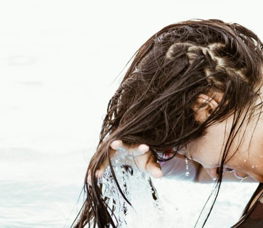 “나만의 건강한 모발 루틴, 최신 트렌드와 손쉬운 실천법” woman in body of water